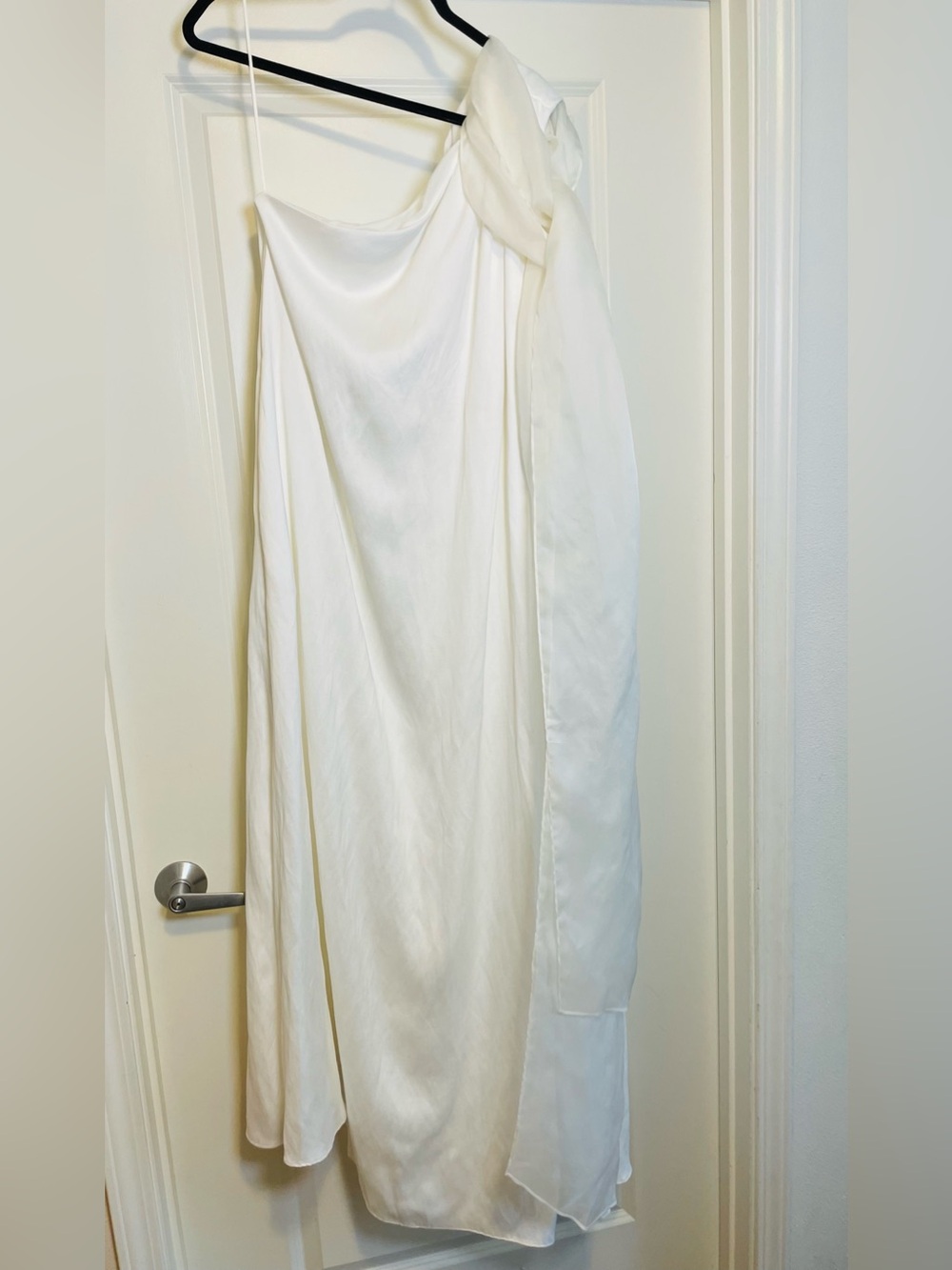 Reiss Ivory One-Shoulder Gown with Sculpted Bow - Picture 10 of 15